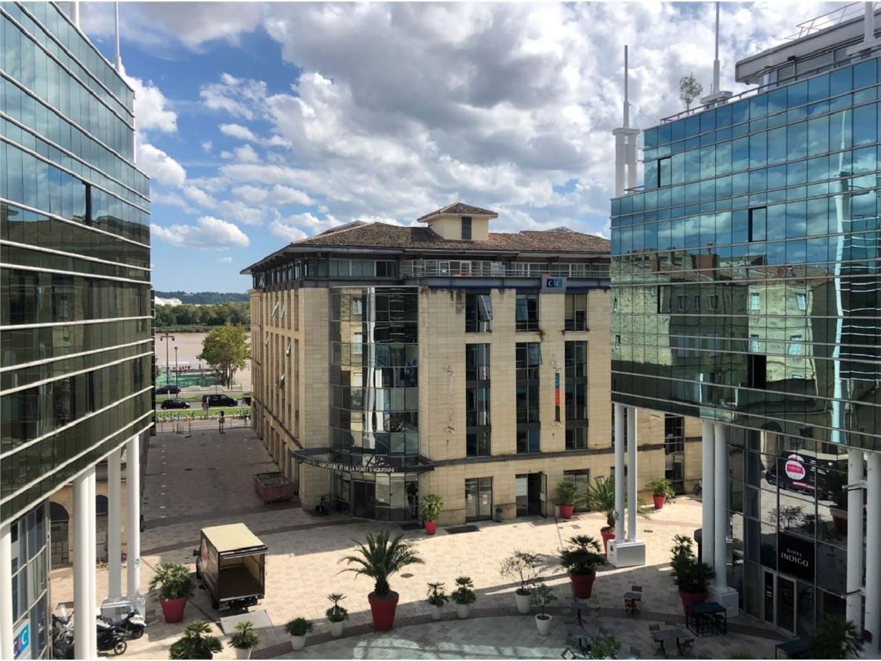 CITE MONDIALE - A louer bureaux, dans un immeuble