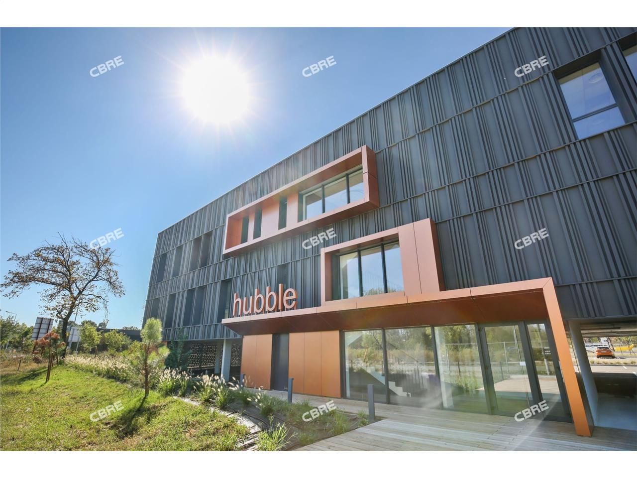 A proximité de la rocade sortie 10 et de l'aéropo