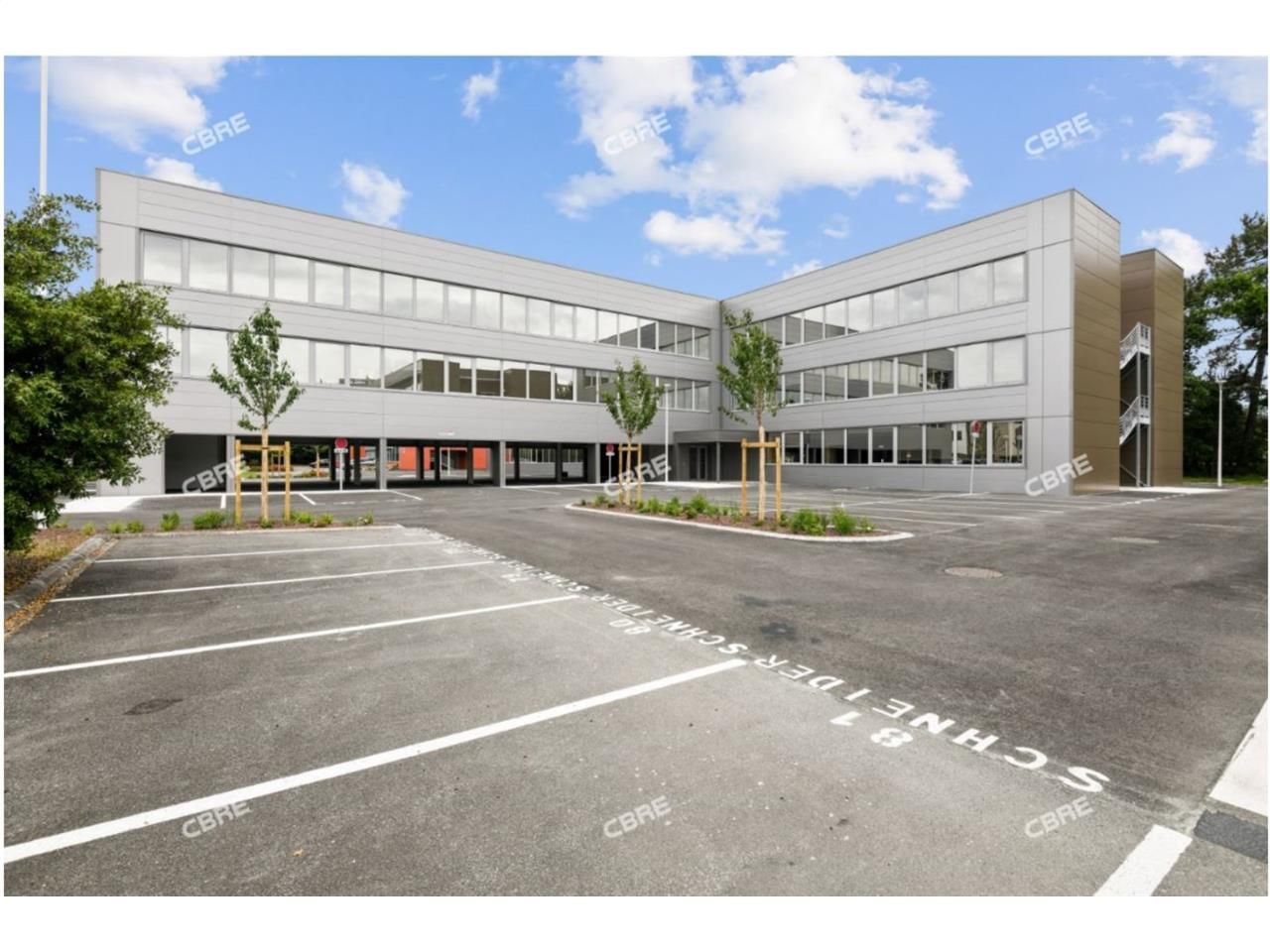 En façade de l'A63, au coeur du parc Stadium, sur