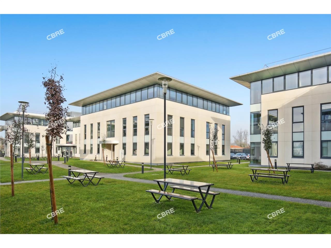 Dans un parc tertiaire verdoyant de standing à de