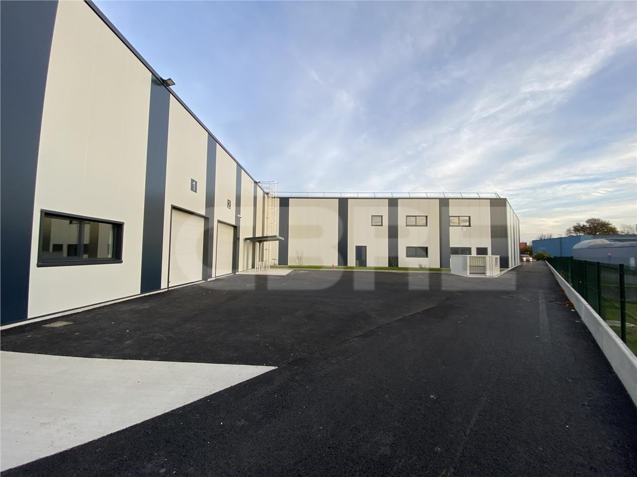 *** A VENDRE *** : Locaux artisanaux avec mezzani