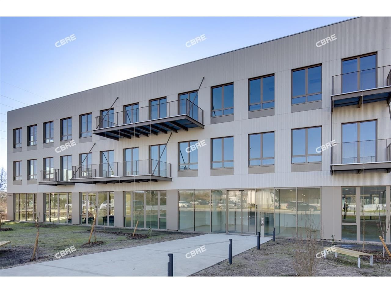 CBRE vous propose 237 m² de bureaux récents et di