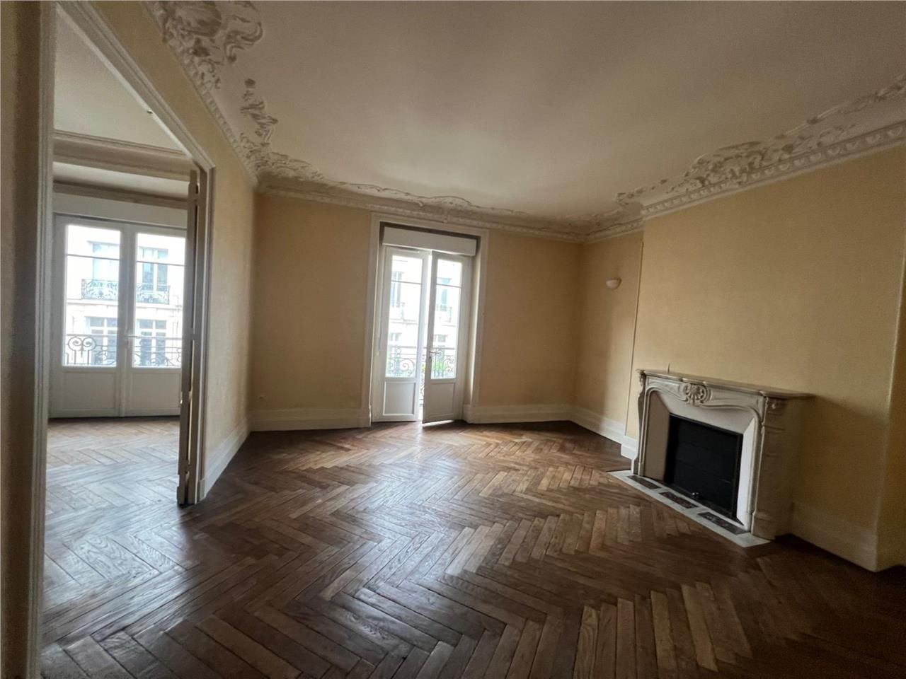 CBRE vous propose à la VENTE, des bureaux lumineu