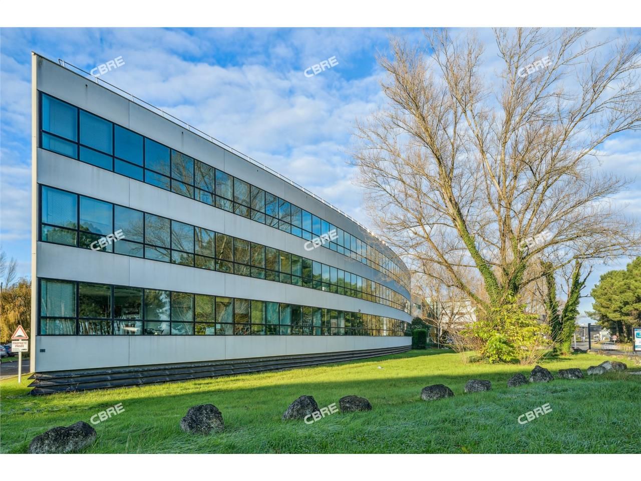 Dans la zone du TASTA à Bruges, CBRE vous propose