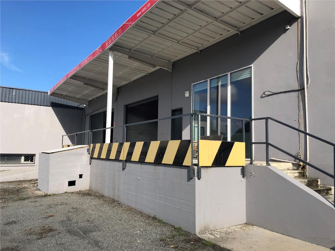 A Lormont, sur un site clos, A LOUER local d'acti