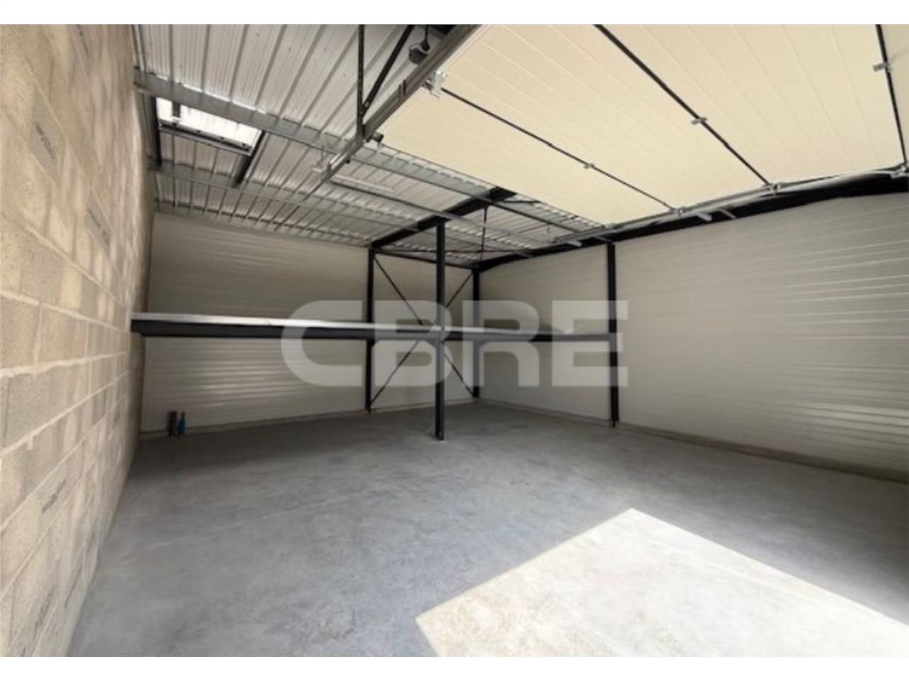 A LOUER, deux locaux d'activités mitoyens de 120 