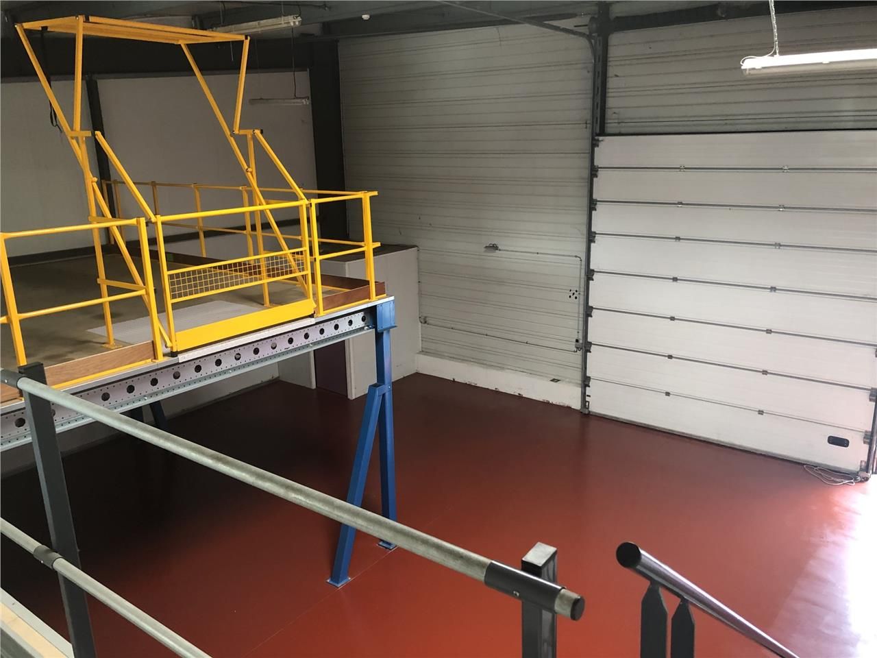 A LOUER, local d'activités de 330 m² environ situ