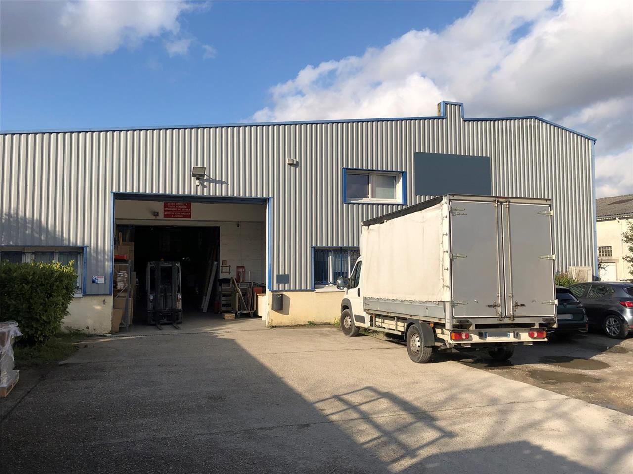 A LOUER, local d'activités de 1900 m² environ com