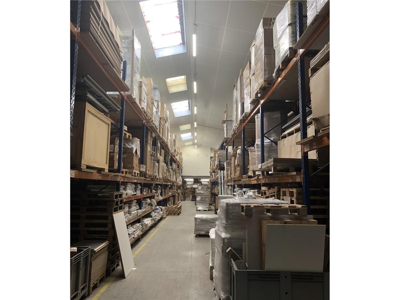 A LOUER, local d'activités de 1900 m² environ com