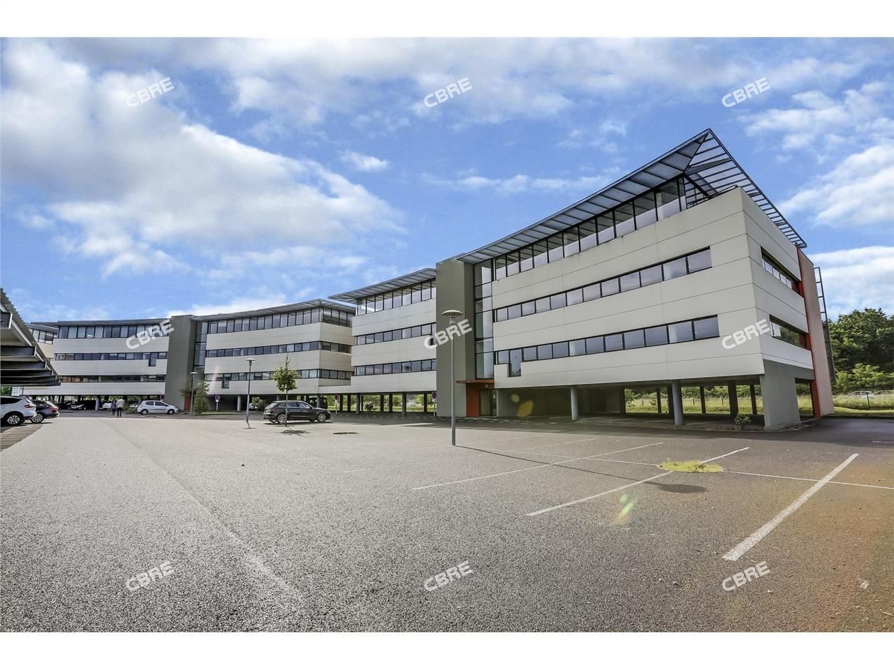 Accessible depuis la sortie N°12 de la rocade et 