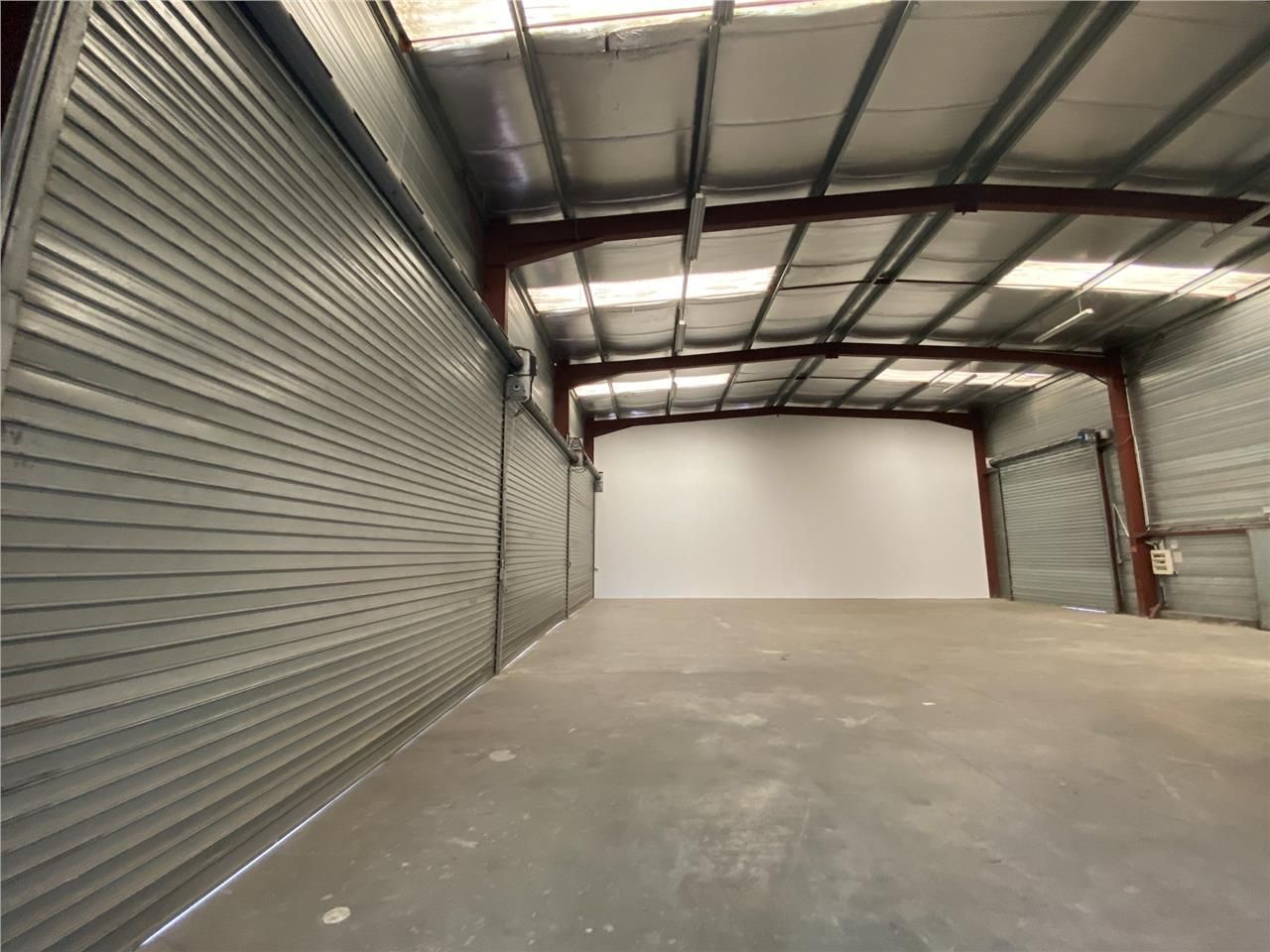 À LOUER - LOCAL D'ACTIVITÉ 900 M² À BÈGLES (33) -