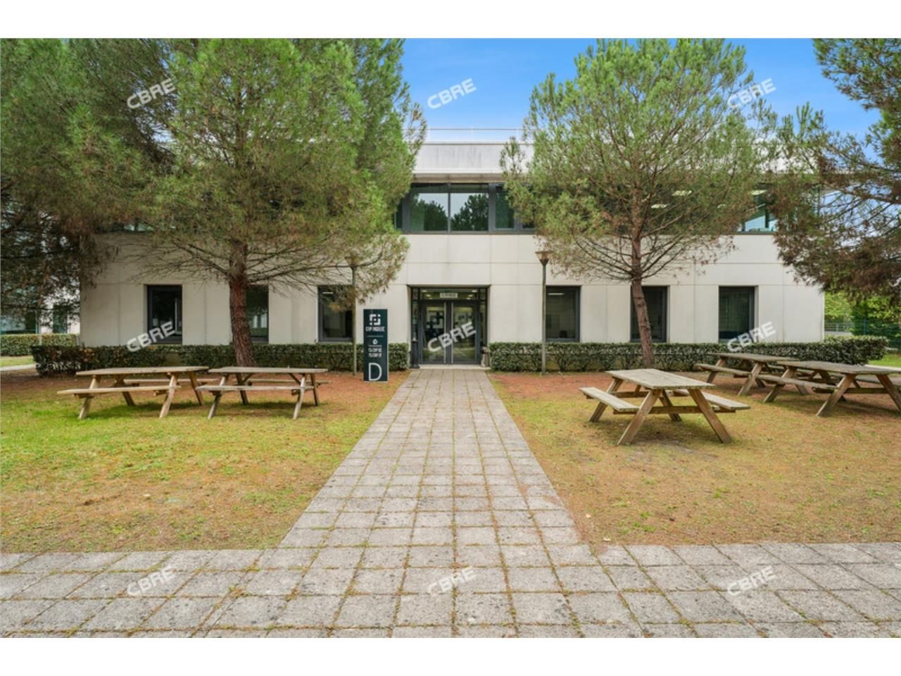 Dans un parc verdoyant et à proximité des transpo