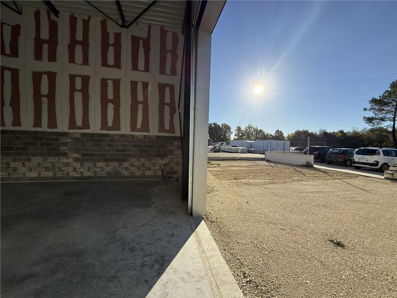 À LOUER LOCAL D'ACTIVITÉ À EYSINES. Ce local de 1