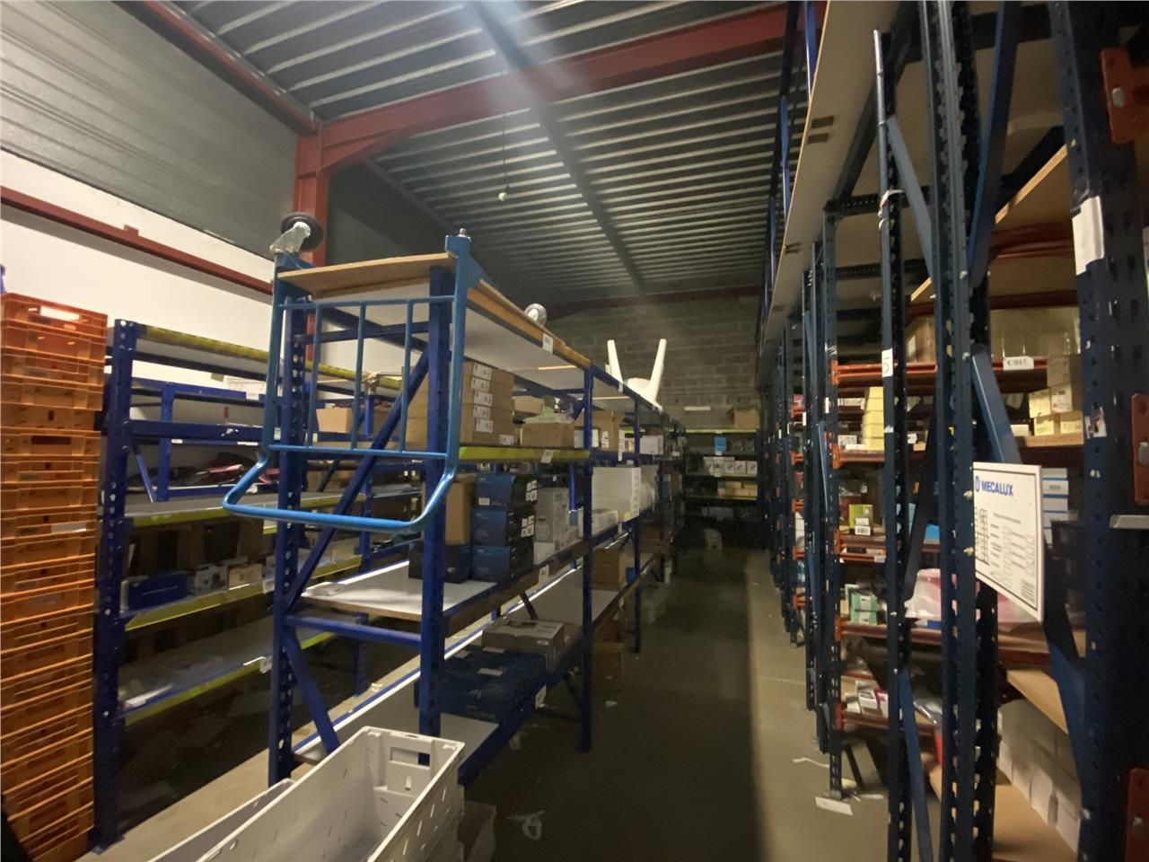 Local d'activités à louer de 365 m² au total avec