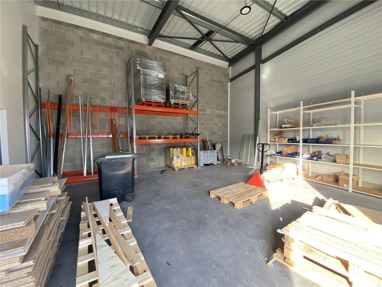 A VENDRE RARE  Local artisanal avec bureaux d'acc