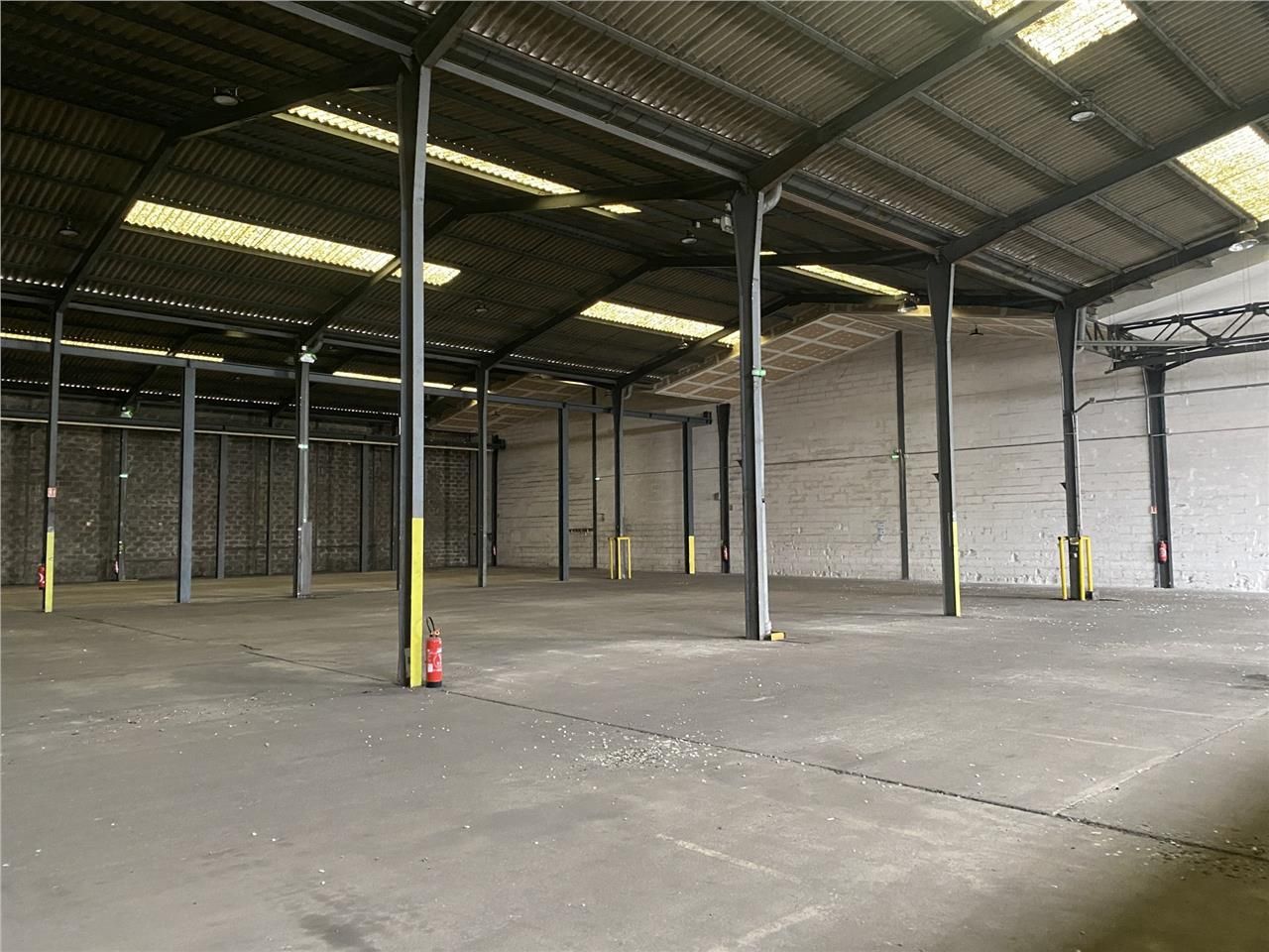 A LOUER - Entrepôt et grande cour extérieure à Bè