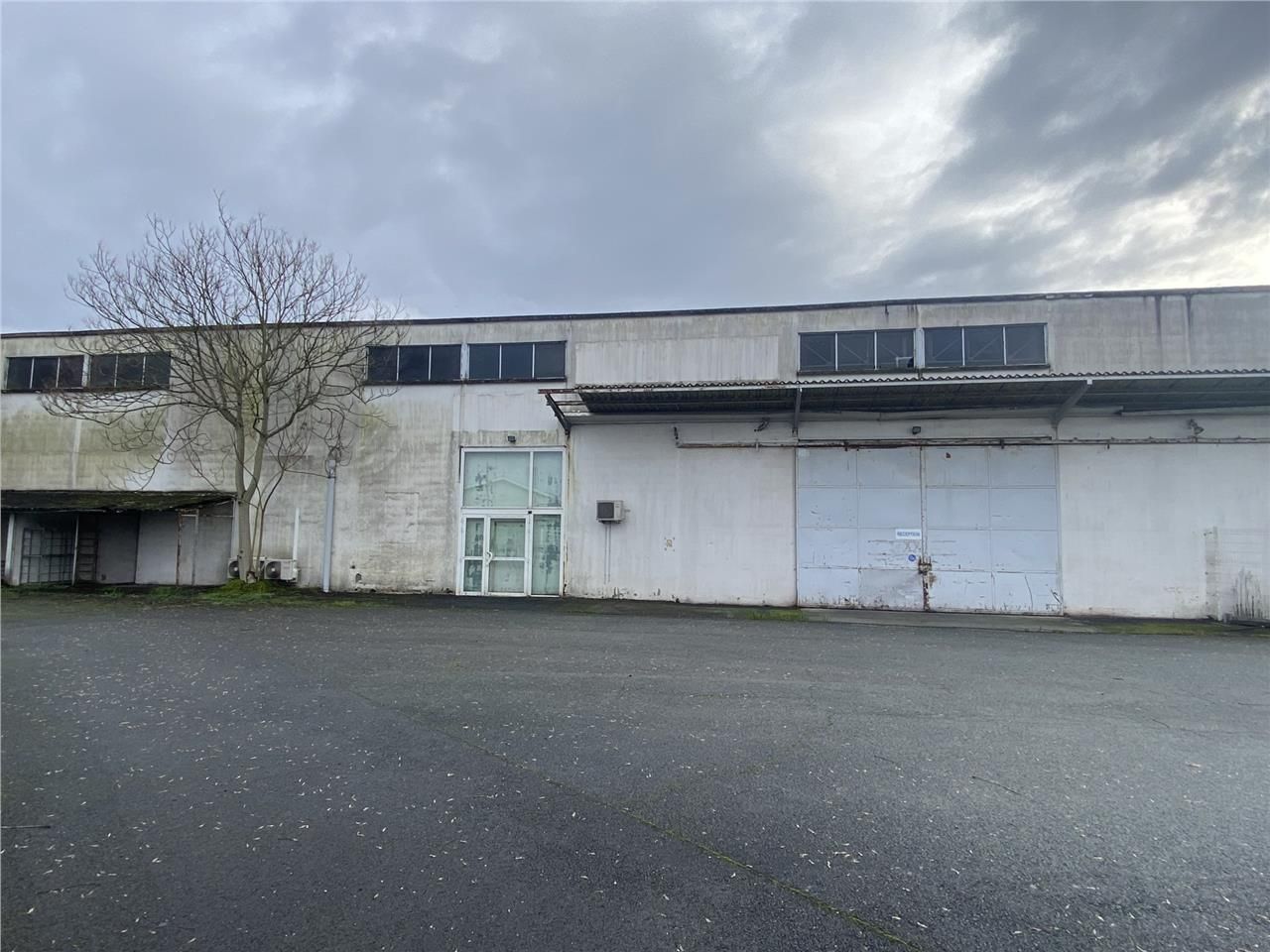 A LOUER - Entrepôt et grande cour extérieure à Bè