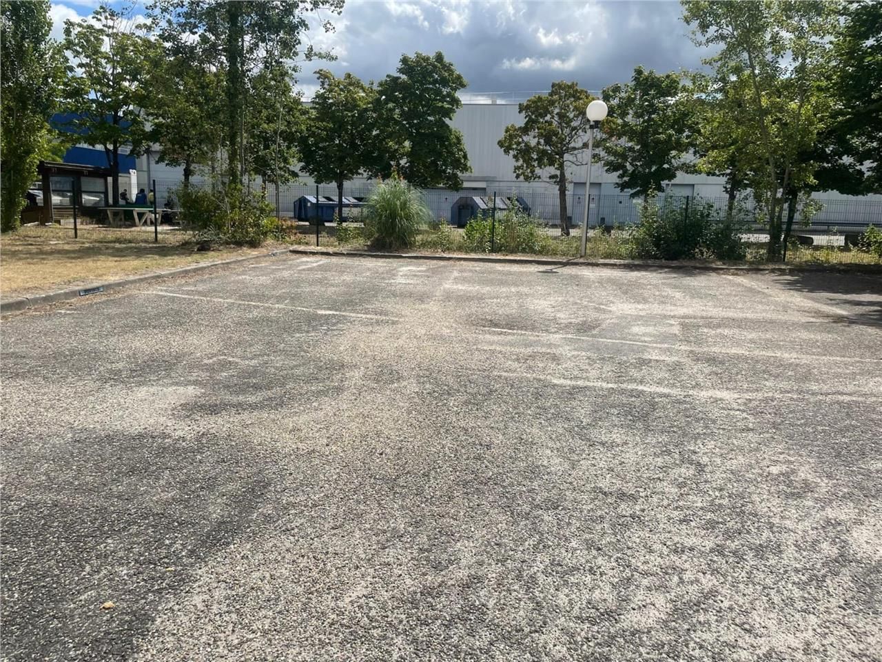 Immeuble indépendant de bureaux disponible à la l