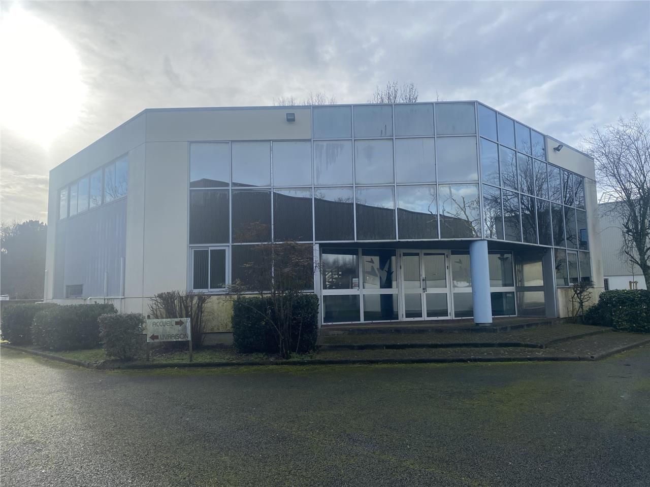 A LOUER : Bâtiment indépendant avec bureaux, loca