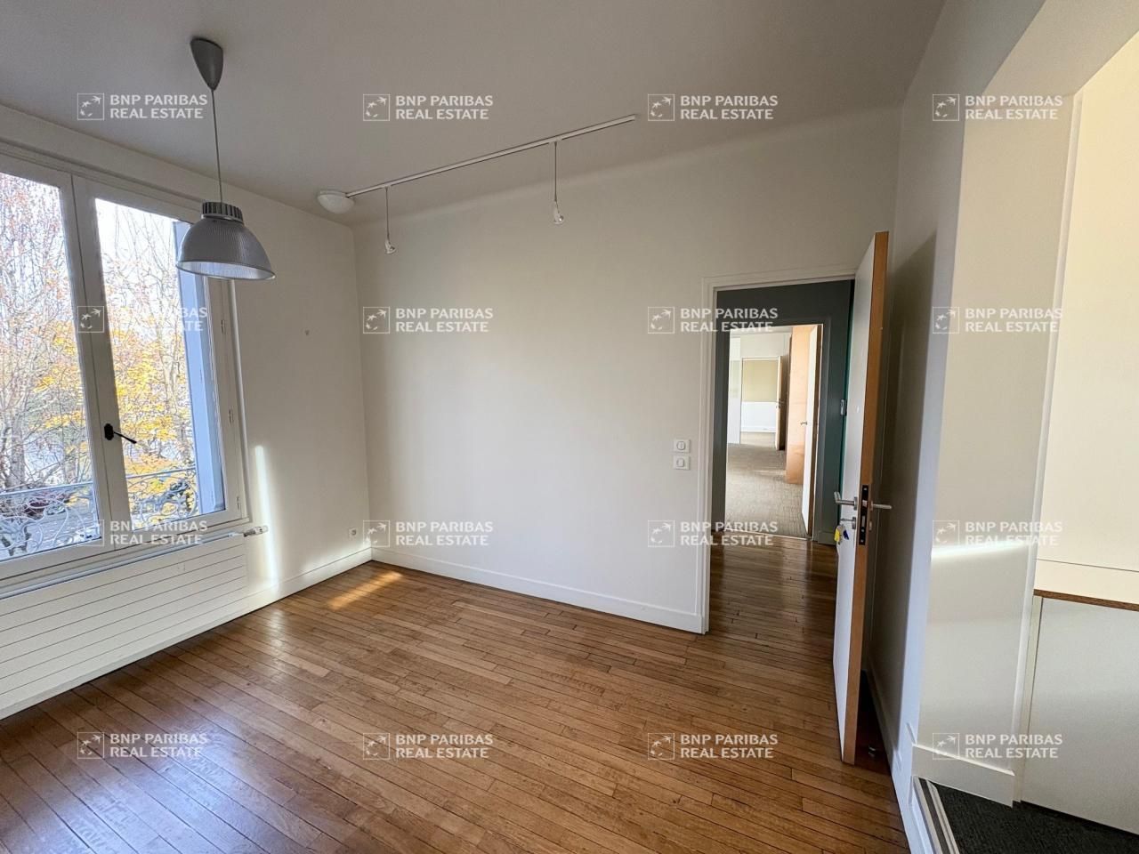 212 m² pour ce bureaux en location à Cachan