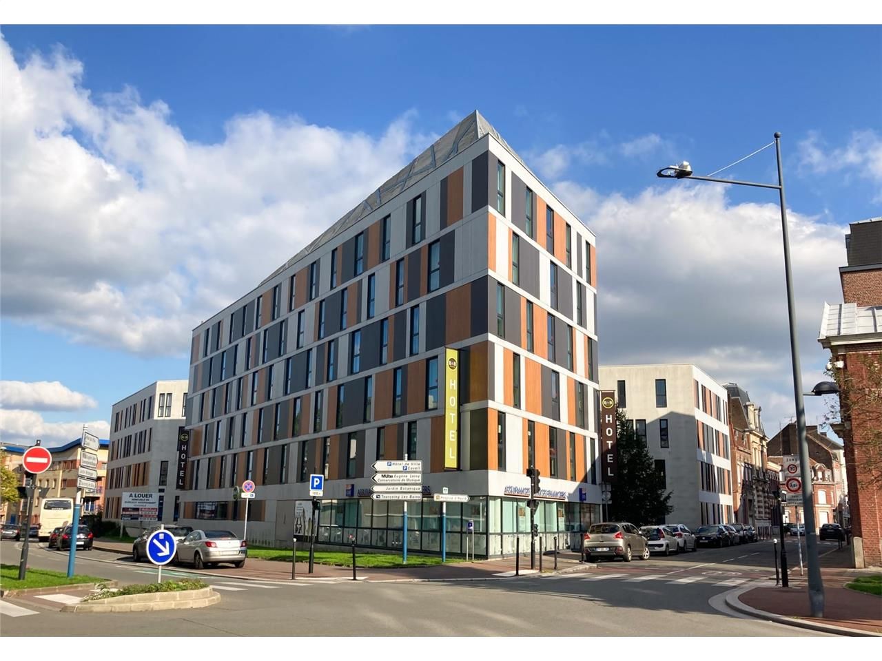 Situé dans un quartier rénové du centre-ville de 