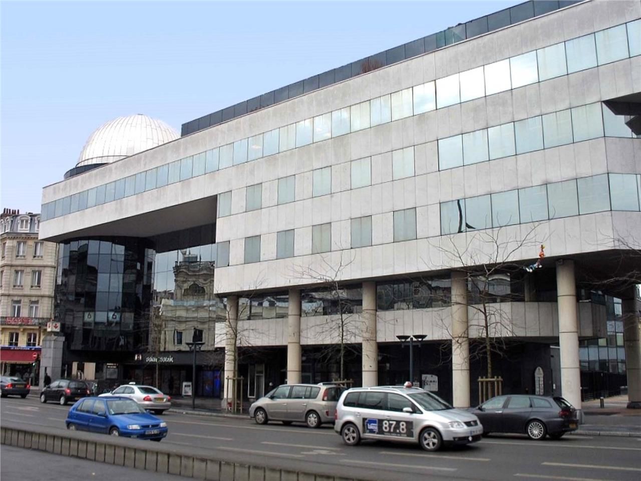 Cet immeuble est situé en face de la gare Lille-F
