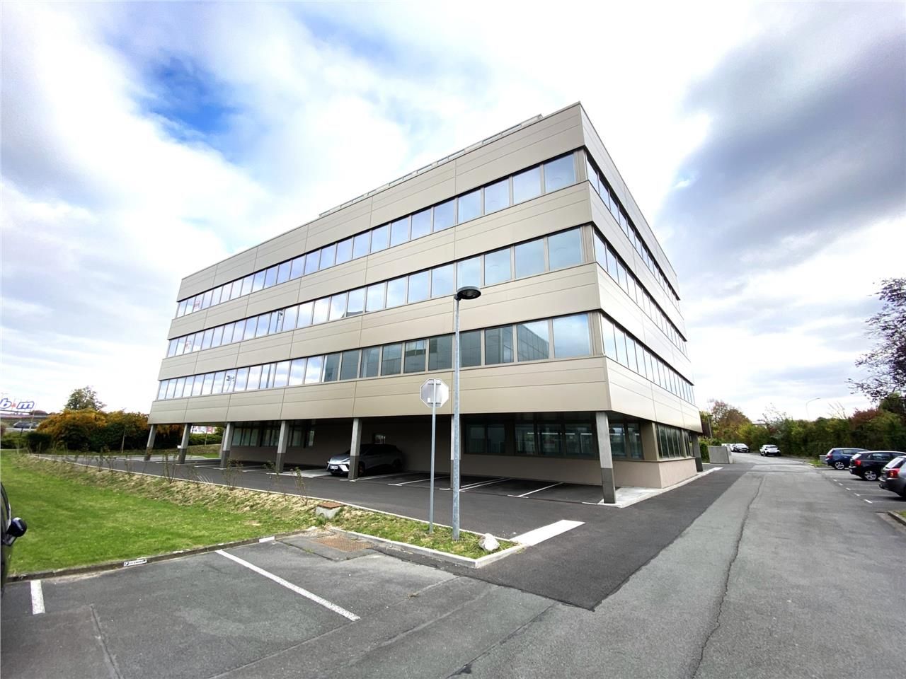 Cet immeuble ELLIPSE est idéalement situé à Ville