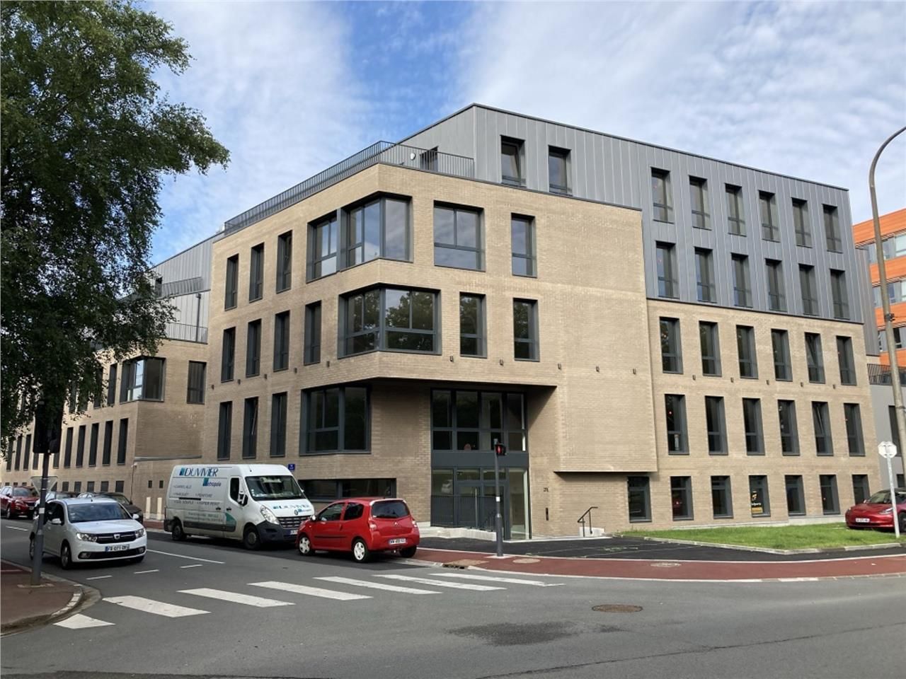 Idéalement situé à l'entrée du Boulevard Clémence