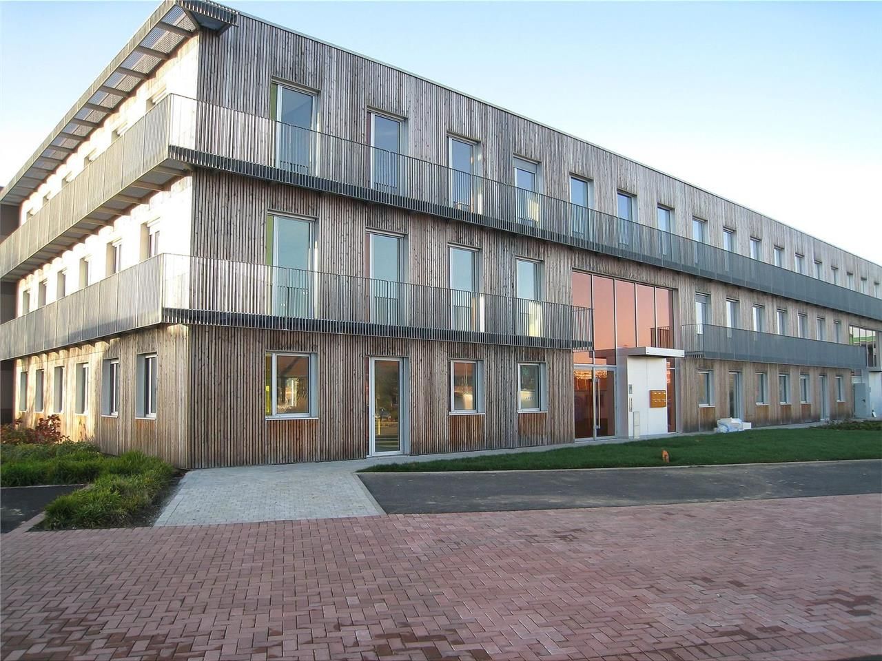 Cet immeuble de bureaux indépendant d'environ 3 0