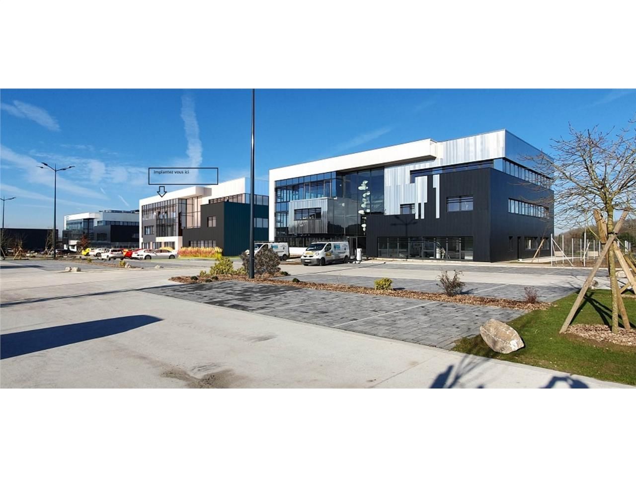 Situé à la croisée des grands axes et à proximité