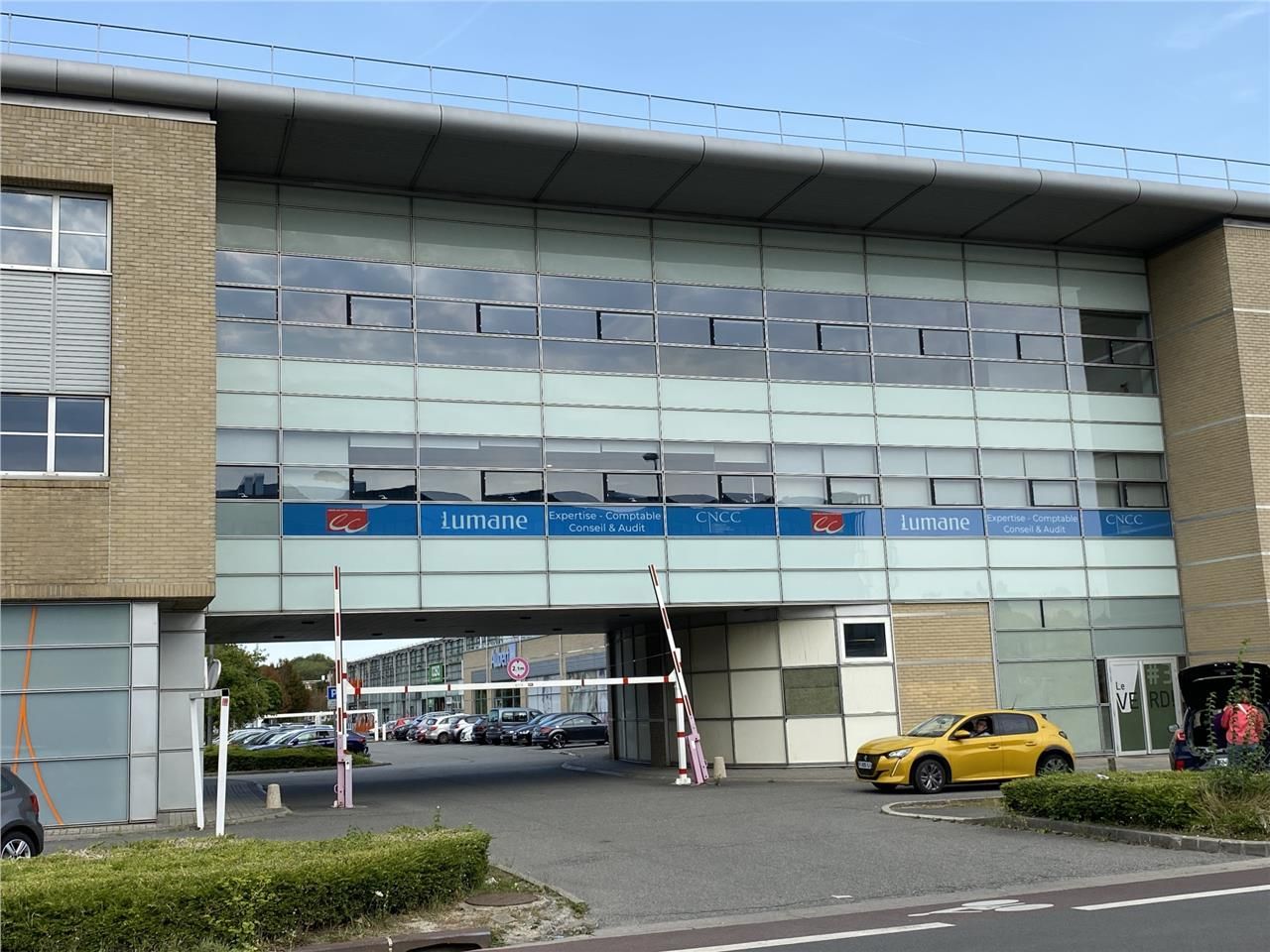 Nous vous proposons à la location deux surfaces d