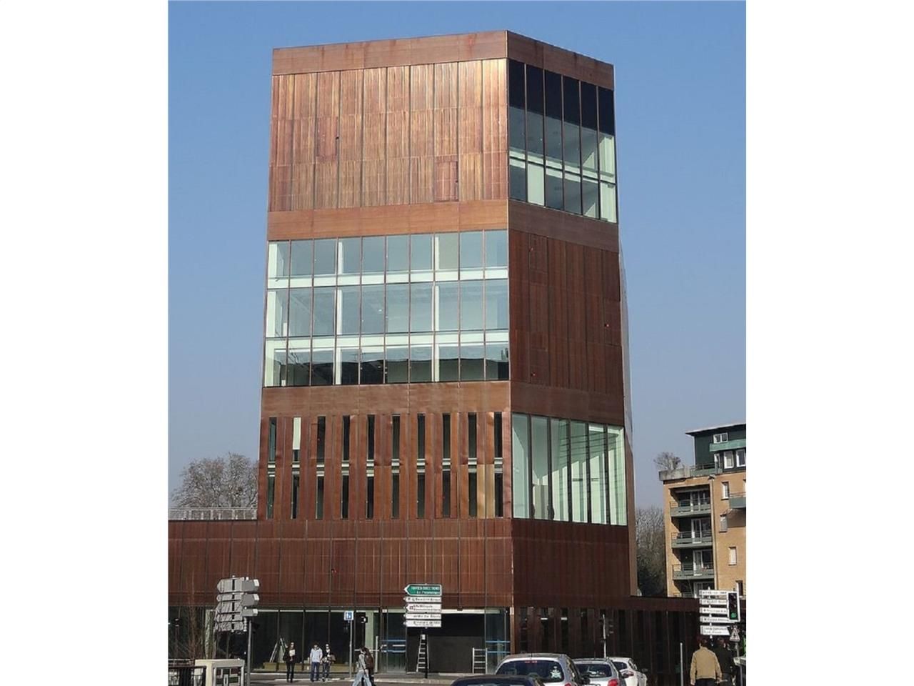 Face à la gare Lille Europe, la Tour "Euravenir" 