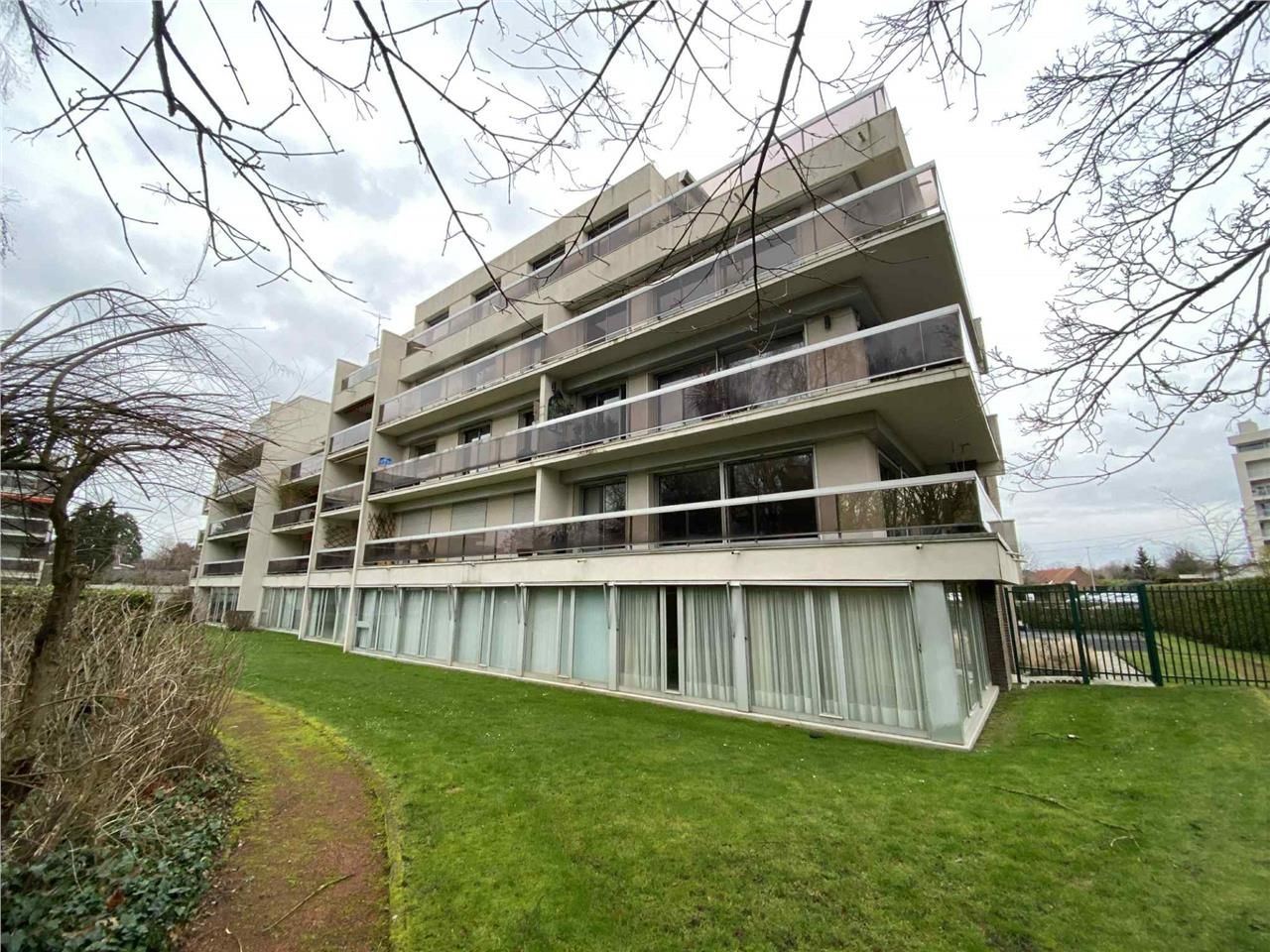 À vendre/à louer - Local professionnel de 266 m²