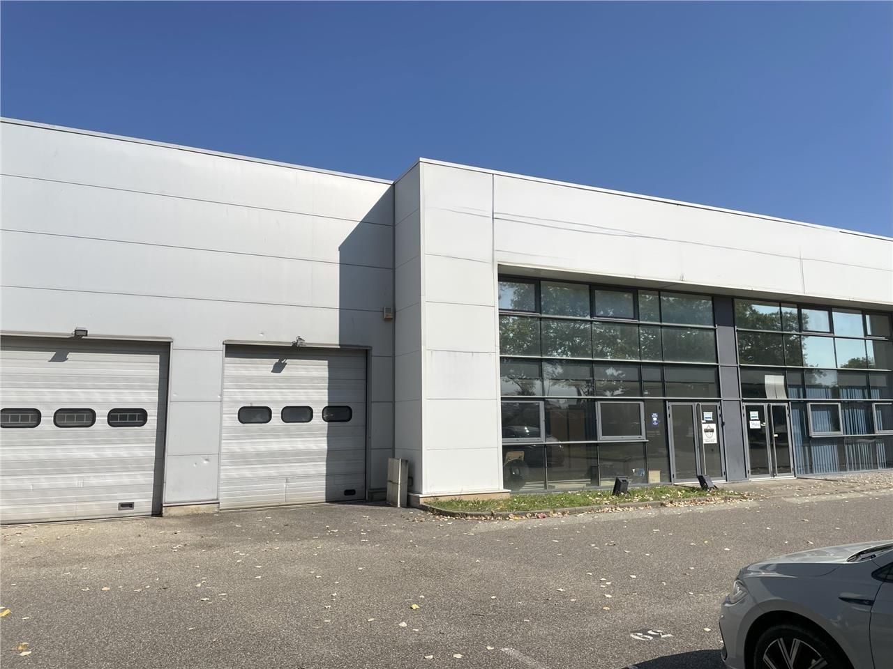 Locaux d'activités en bon état situés dans un par