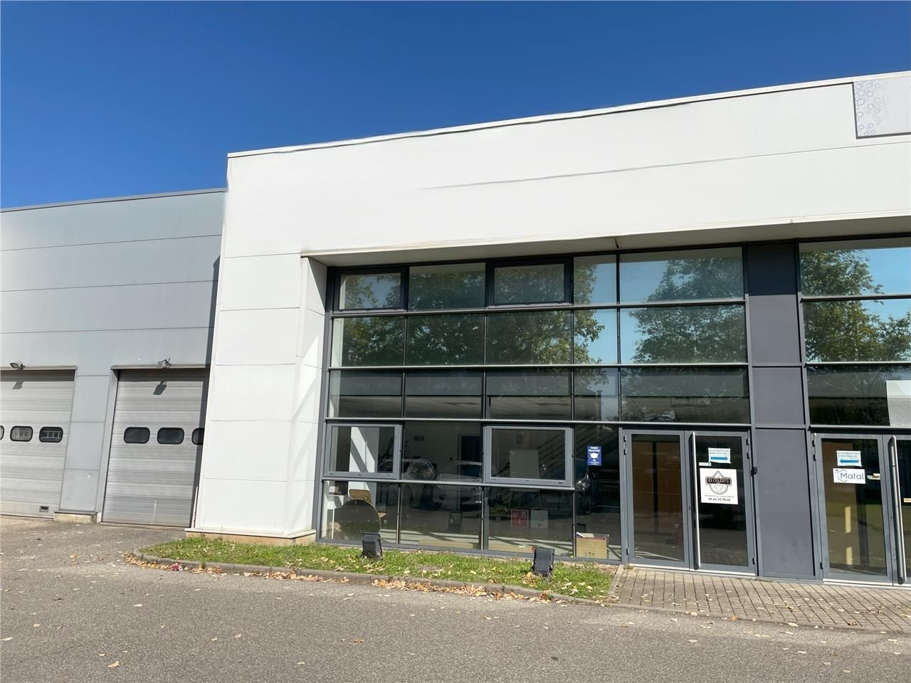 Locaux d'activités en bon état situés dans un par