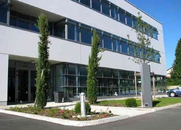 Au sein d'un parc tertiaire, immeubles de bureaux
