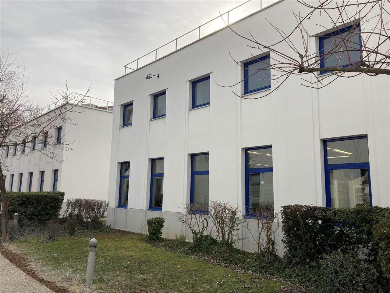 Dans un parc d'activités mixtes à proximité du Ce