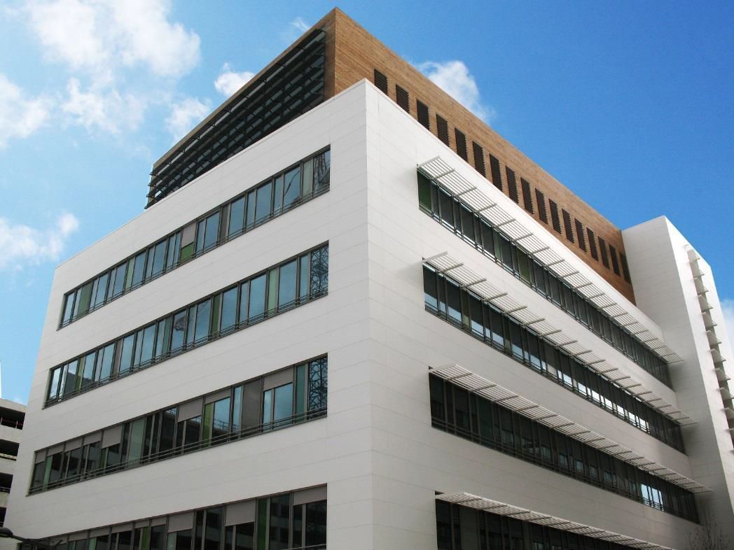 Plateau de bureaux avec balcon filant, au coeur d