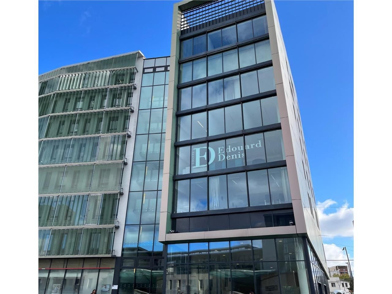 Au pied des transports en communs et au croisemen