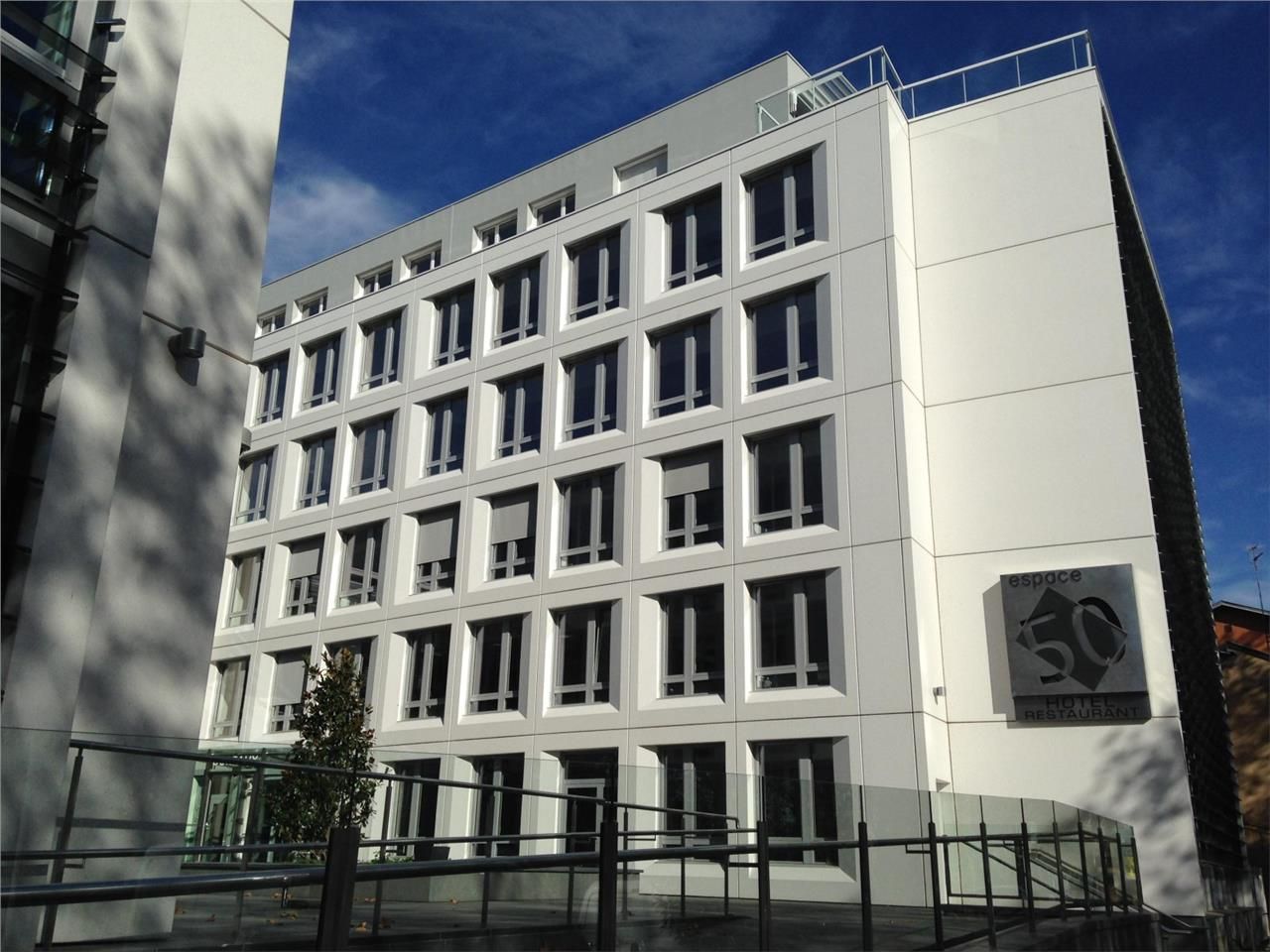 En façade sur les quais de Saône, dans un environ