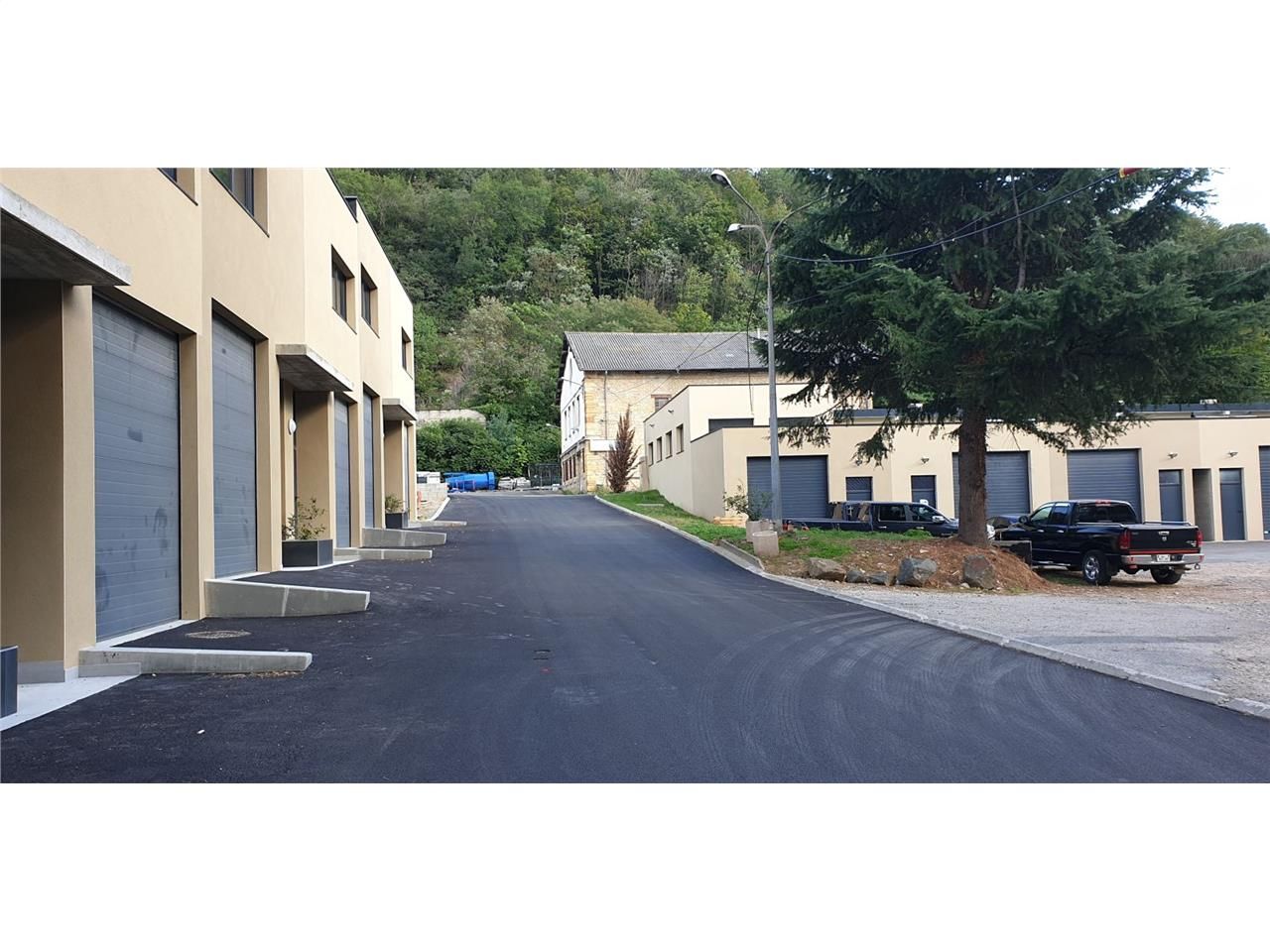 Au sein d'un petit parc d'activités récemment rén