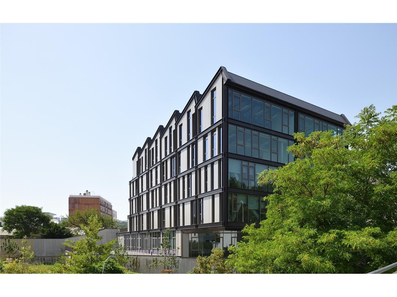 Immeuble de standing à l'intersection de la rue M