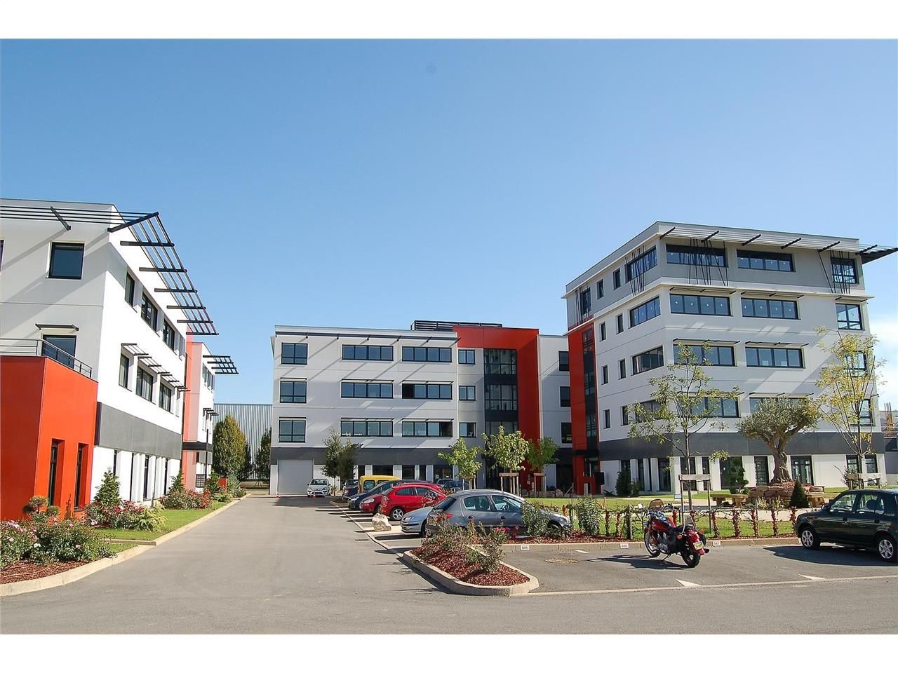 En façade de l'A43, au coeur d'un parc clos, sécu