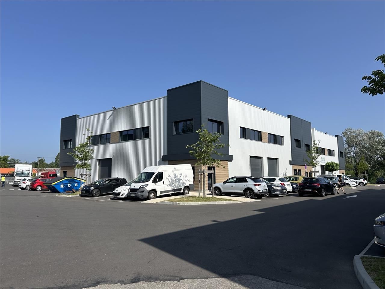 CBRE vous propose cette cellule d'activités de 24