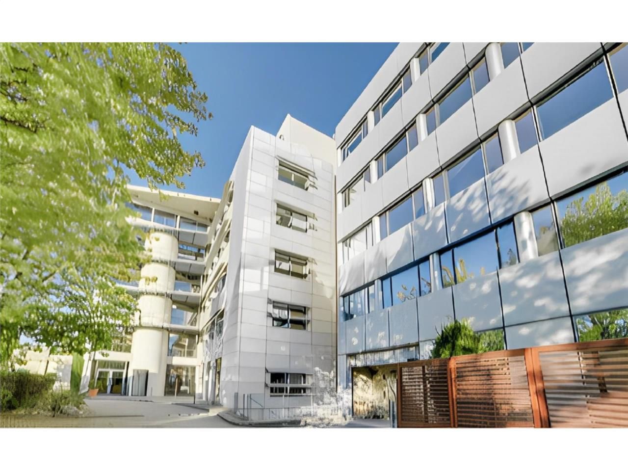 CBRE vous propose dans un immeuble rénové récemme