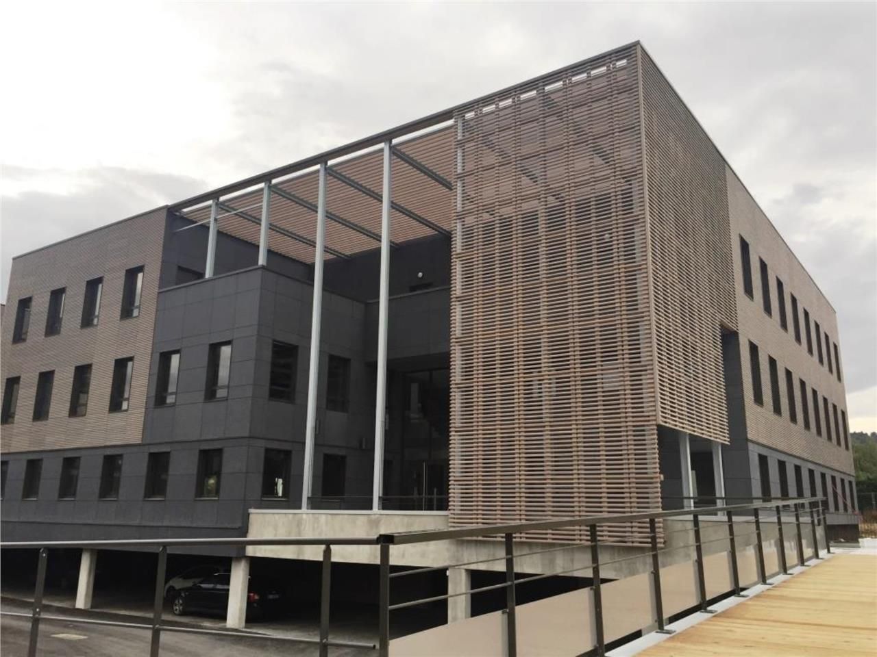 Plateaux de bureaux fonctionnels disponibles soit