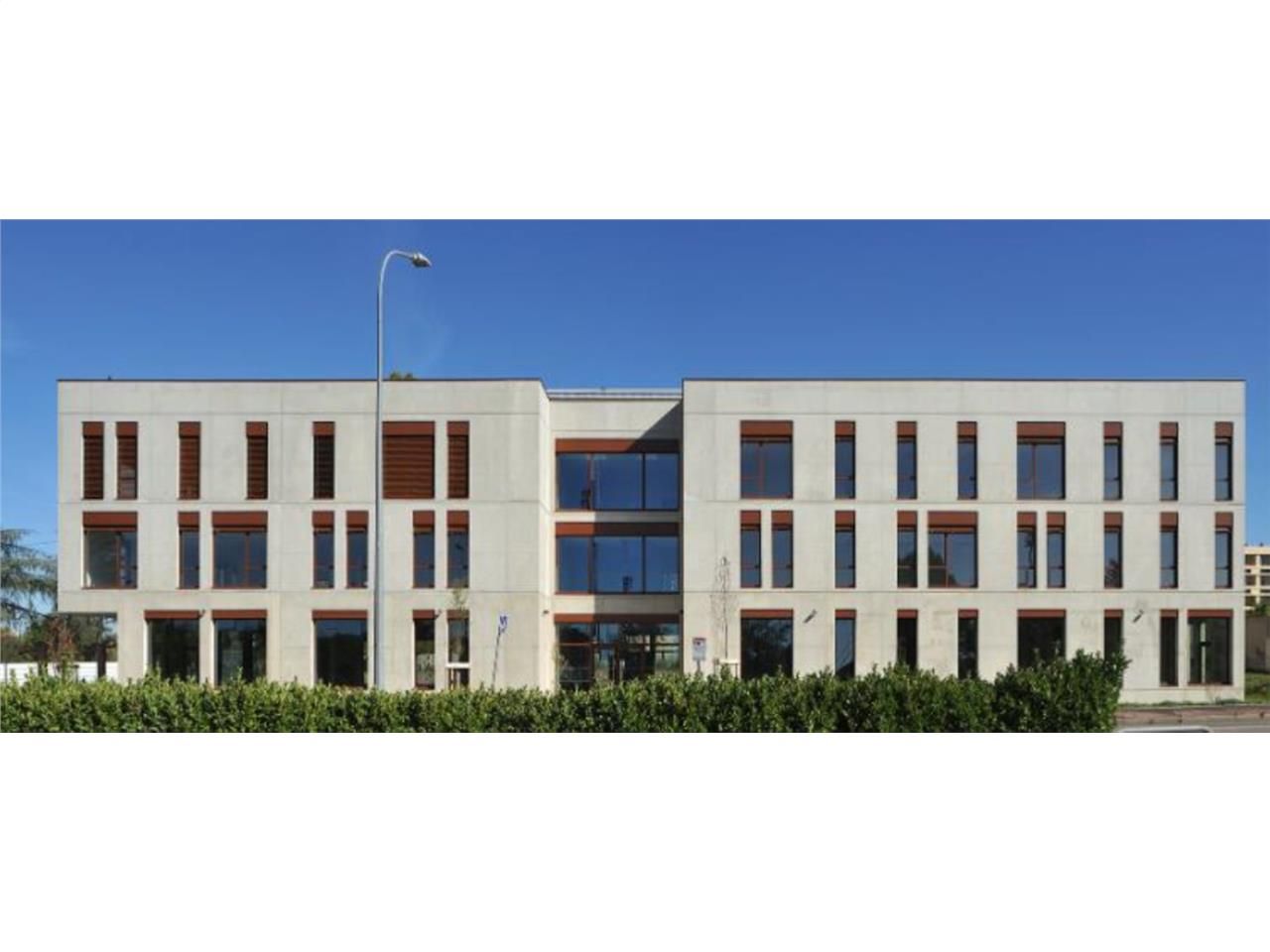 Au coeur d'un site verdoyant, programme mixte réu