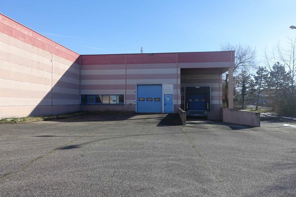 Idéalement situé dans la zone du Parc Industriel 