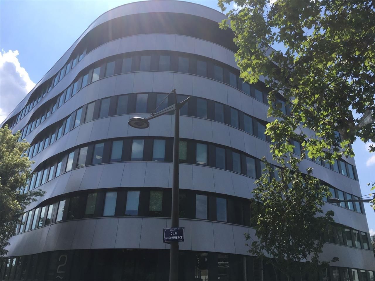 Sur les quais de Saône, immeuble de bureaux ayant