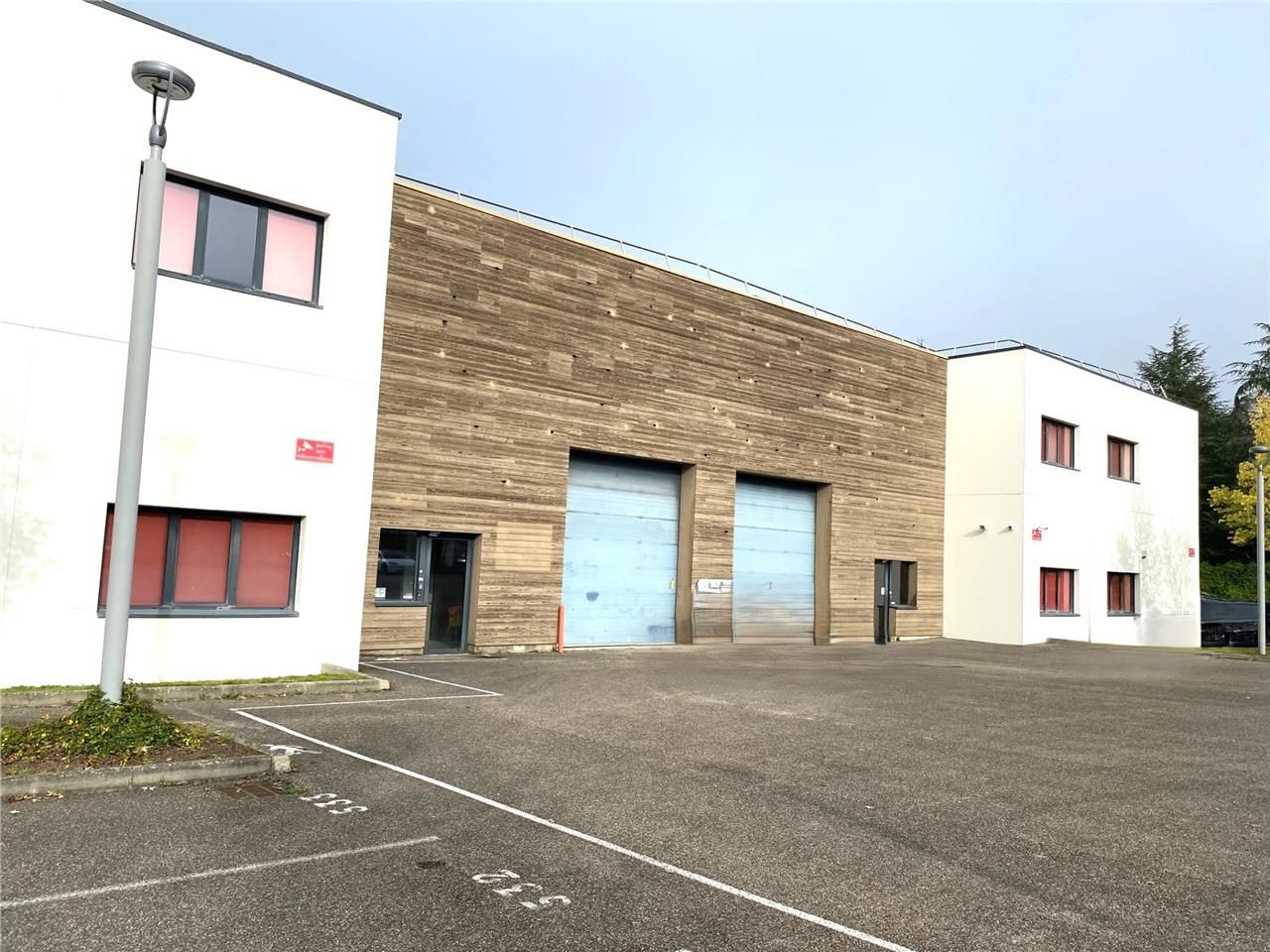 Bâtiment mixte situé au coeur de Woodstock dans l